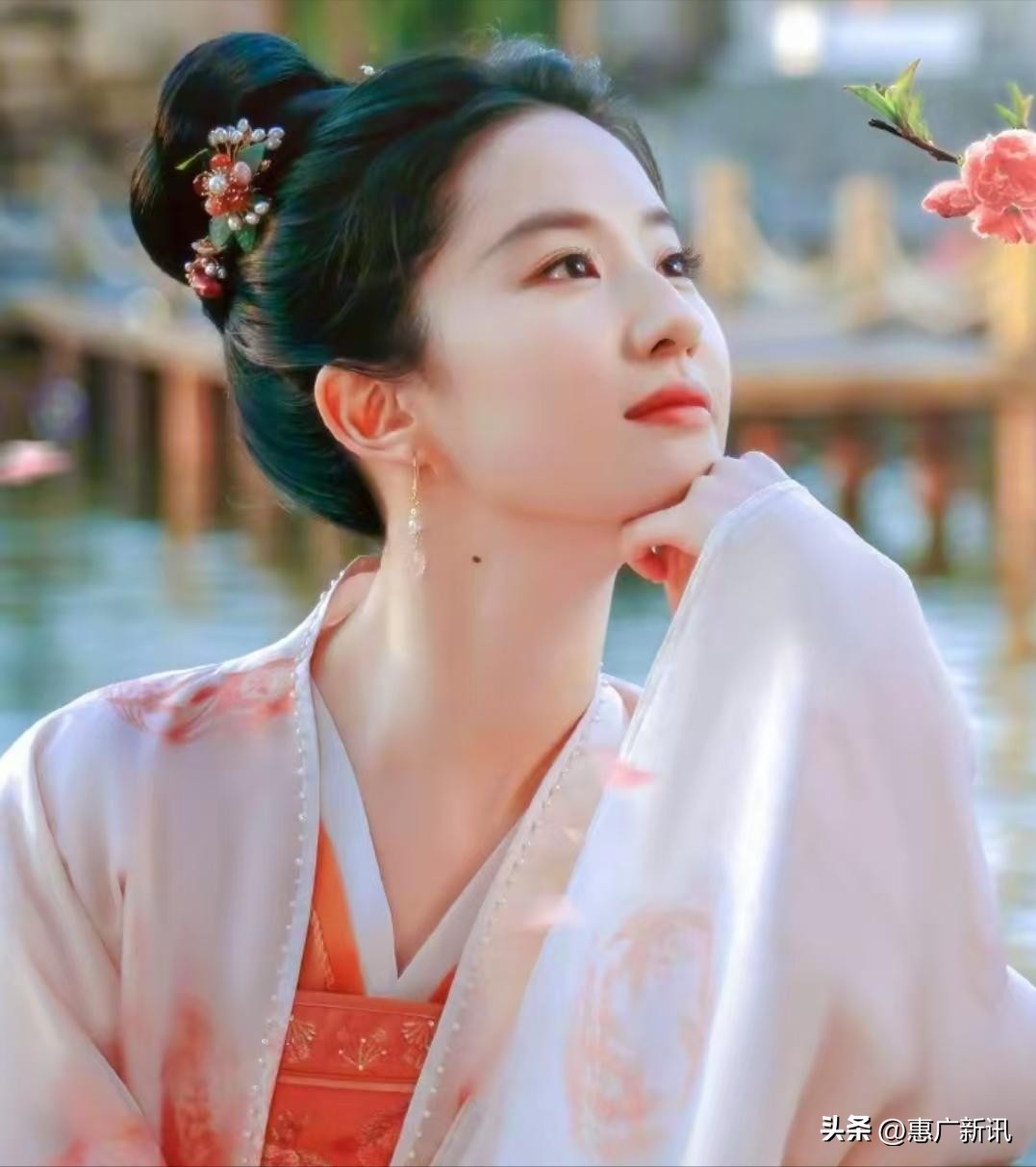 天涯扒一扒明星黑料,_刘亦菲被黑二十年原因_刘亦菲陈金飞干爹谣言真相