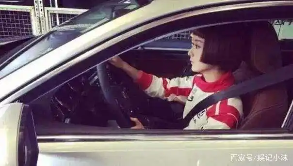 赵丽颖可爱开车_女明星开车风格_女明星开黄腔