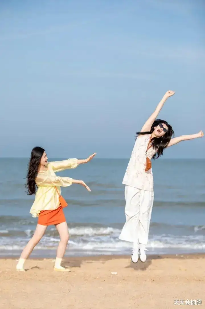 闺蜜海边合影技巧_100种姿势摆拍双人_海边闺蜜拍照姿势